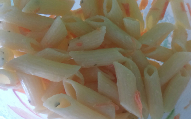 Salada colorida de macarrão
