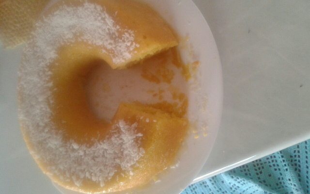 Bolo de laranja gelado com coco