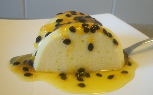 Flan de iogurte com maracujá