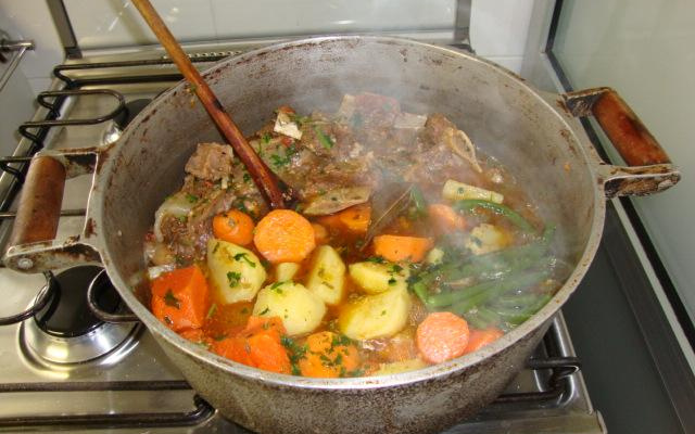 Costelas de boi temperadas com cerveja e legumes cozidos no caldo