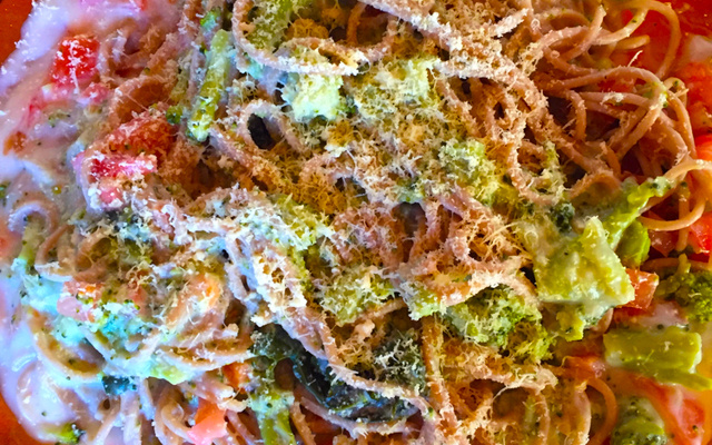 Macarrão vegetariano com molho branco