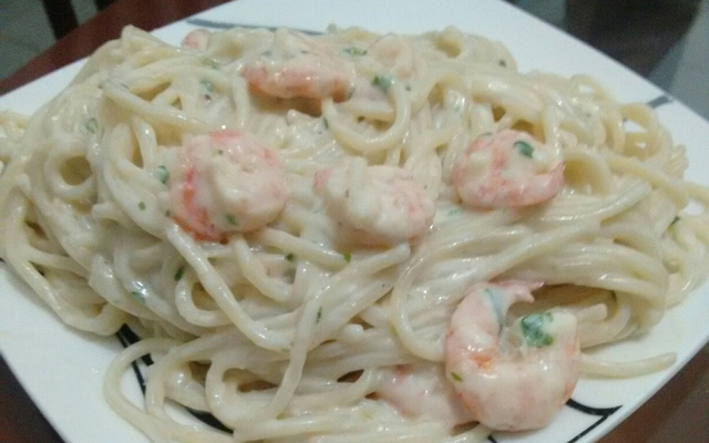 Macarrão com camarão ao molho de quatro queijos