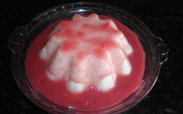 Manjar de coco com calda de morango