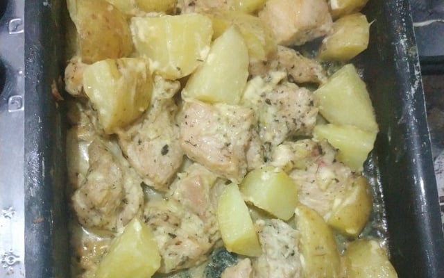 Coxa de frango assada com batatas