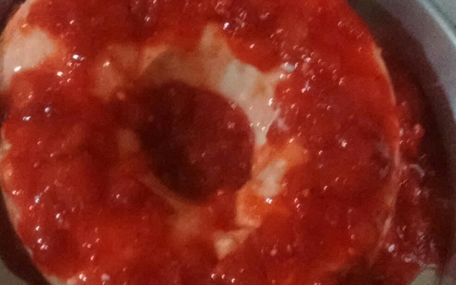 Pudim de iogurte grego com calda de morango