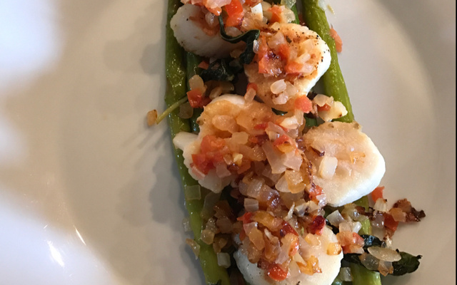 Vieiras grelhadas com aspargo