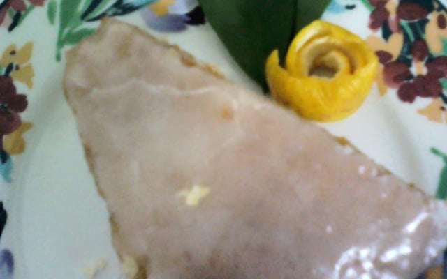 Bolo de laranja com cobertura açucarada