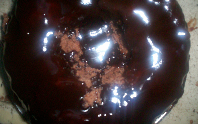 Bolo de chocolate com cobertura surpresa (sem ovos)