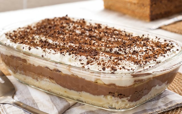 Pavê de chocolate com camadas de creme, biscoito e chantilly