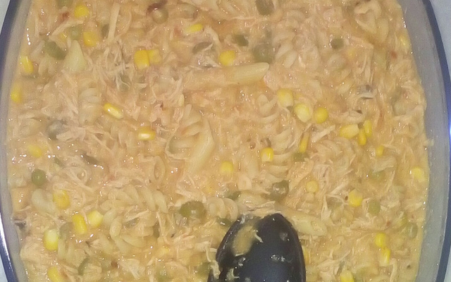 Macarrão com frango na panela de pressão