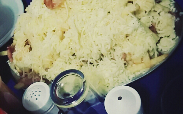 Batata frita com queijo e bacon