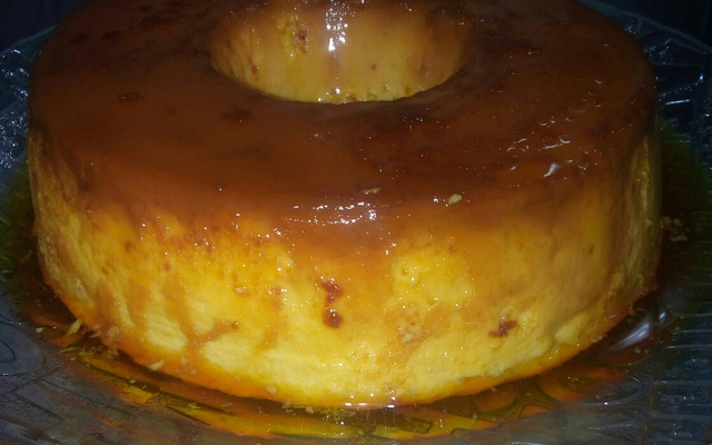 Pudim de leite condensado na panela de pressão