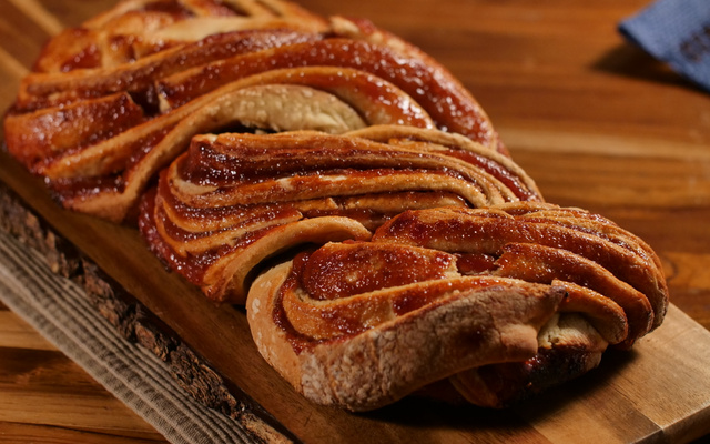 Babka ou pão doce recheado de goiabada