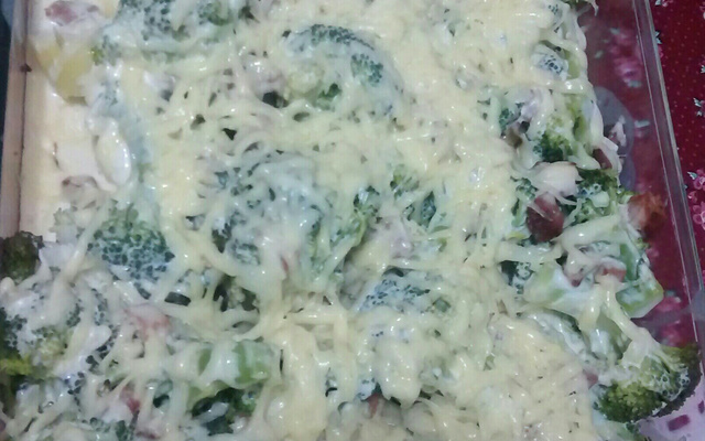 Batata gratinada com brócolis e bacon