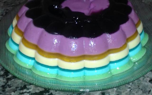 Gelatinas coloridas em camadas