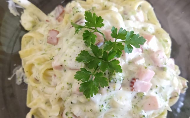 Fetuccine de peito de peru com brócolis