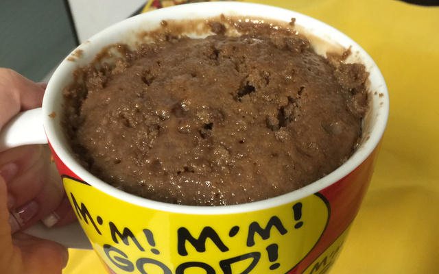 Bolo simples de caneca de micro-ondas