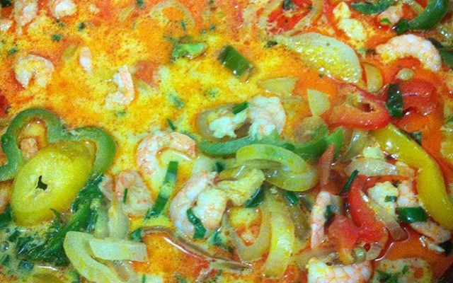 Moqueca baiana de cação e camarão