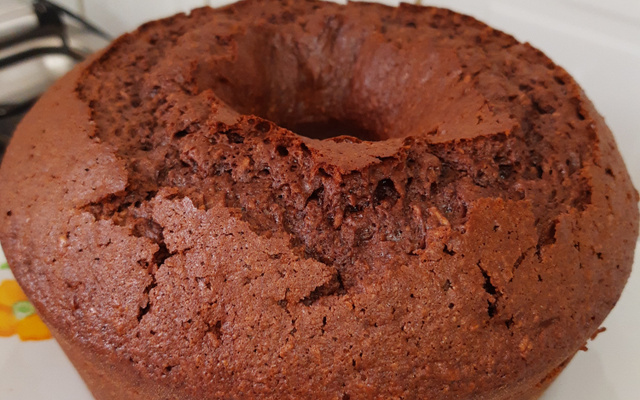Bolo de chocolate com coco molhadinho