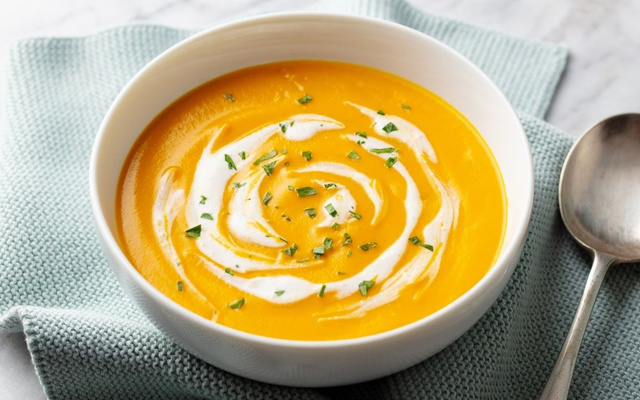 Creme de abóbora finalizado com creme de leite e salsinha