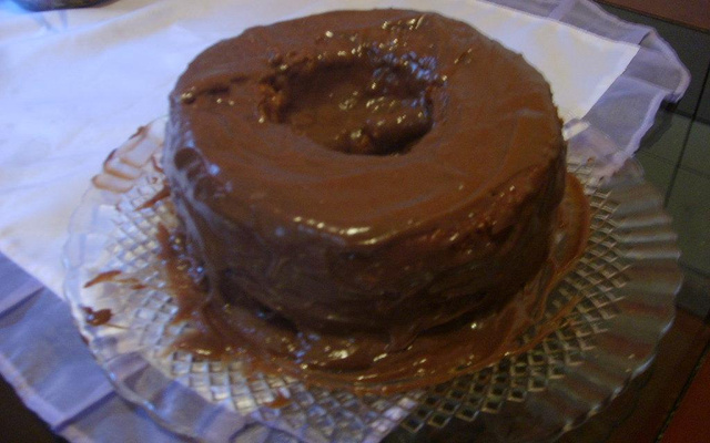 Bolo de baunilha com calda de negrinho