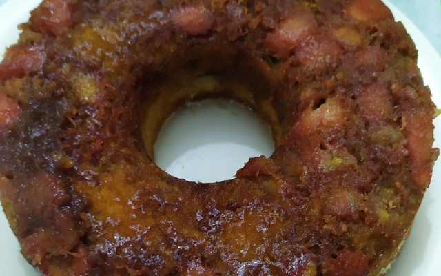 Bolo de banana com calda