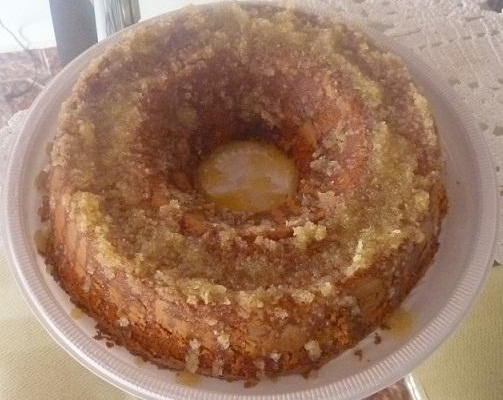 Bolo com coco e cobertura de laranja