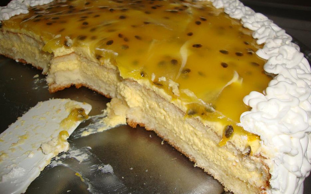 Bolo delicioso de mousse de maracujá