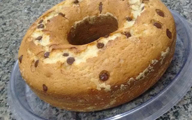 Bolo de baunilha com gotas de chocolate