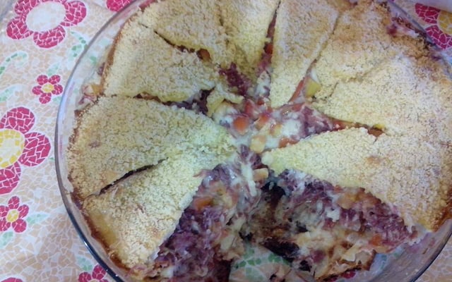 Torta de mandioca com carne seca