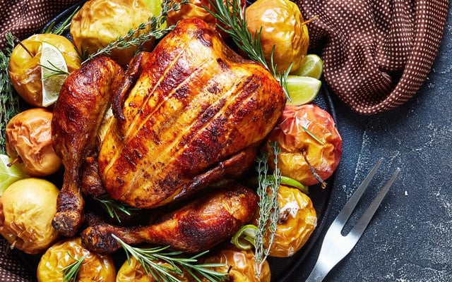 Chester com maçãs recheadas