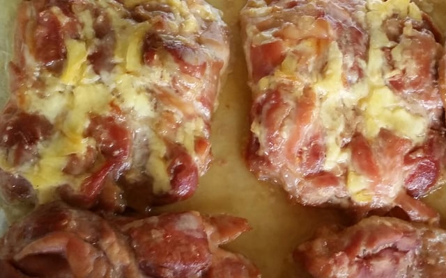 Coxas e sobrecoxas assadas com creme de cebola