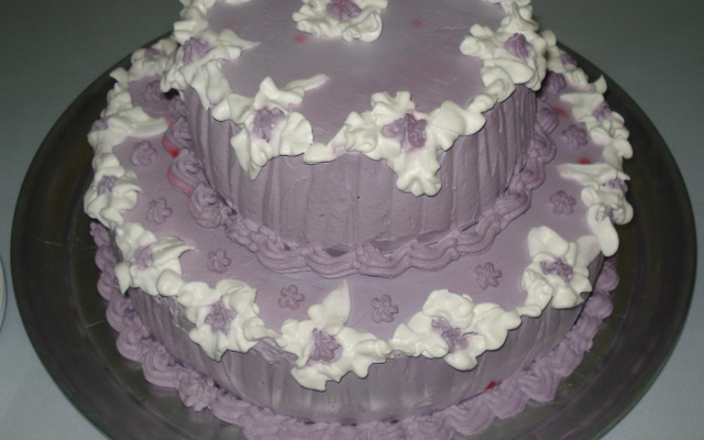 Bolo trufado com morangos com dois andares para festas