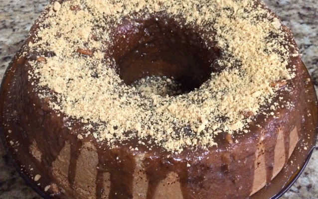 Bolo de amendoim com café