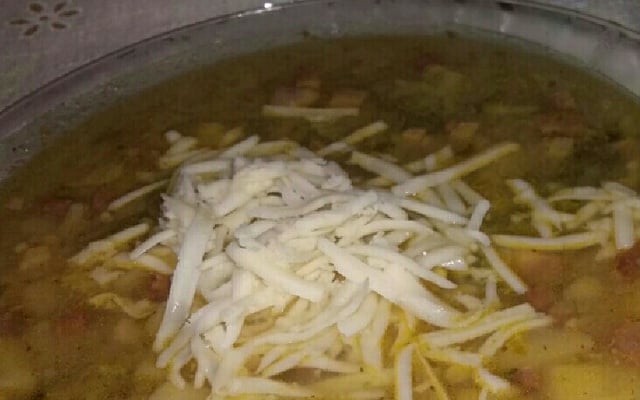 Sopa cremosa de brócolis com bacon