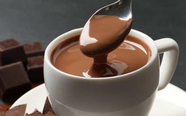 Chocolate quente cremoso de 3 ingredientes na caneca