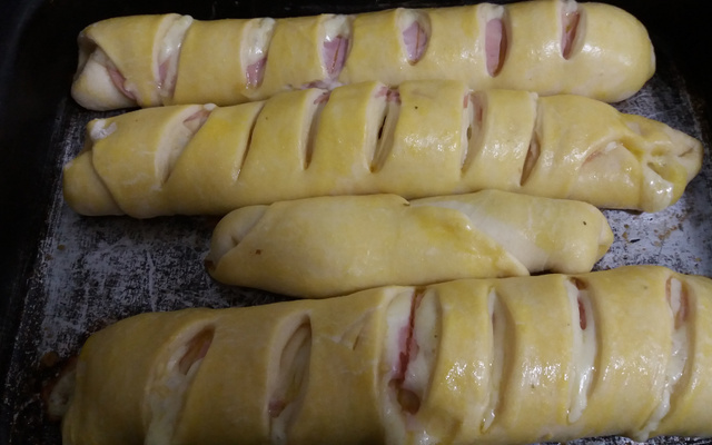Pão recheado com presunto e queijo