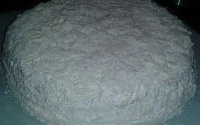 Bolo de leite ninho com chocolate branco