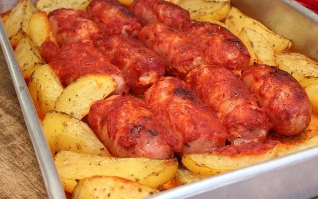 Linguiça com batata fácil no forno