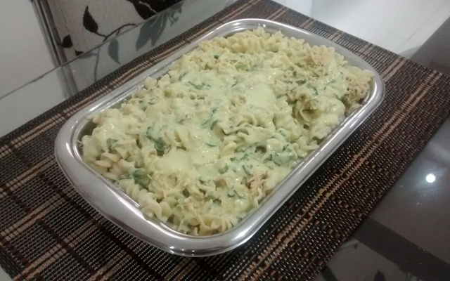 Macarrão com rúcula ao molho branco