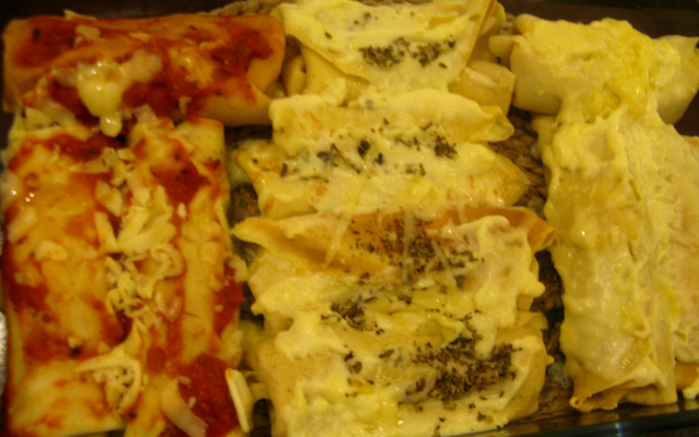 Panquecas de frango aos molhos vermelho e branco