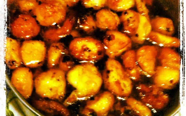 Gulab Jamun (bolinho de leite indiano, mergulhado em água de rosas)