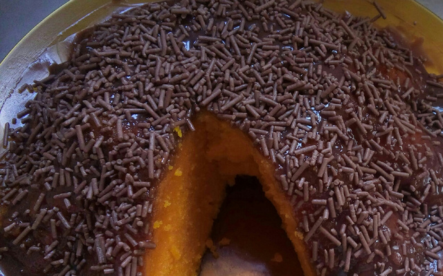 Bolo de cenoura com calda de chocolate de microondas