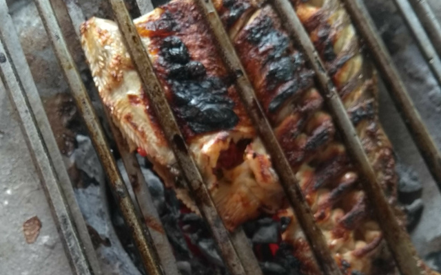 Peixe assado na brasa