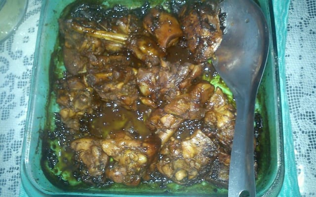 Coxas e sobrecoxas assadas no micro-ondas