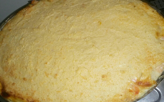 Torta cremosa de arroz com recheio de camarão