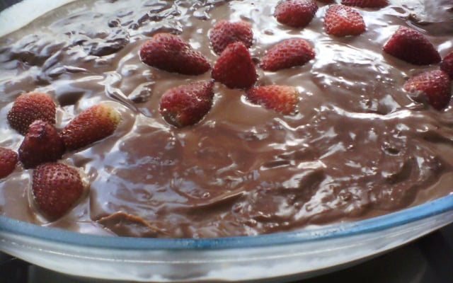 Bombom de morango na travessa