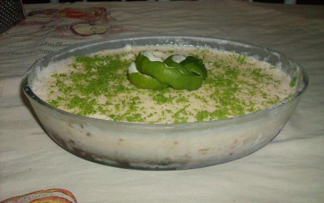 Torta de limão com massa de biscoito maisena