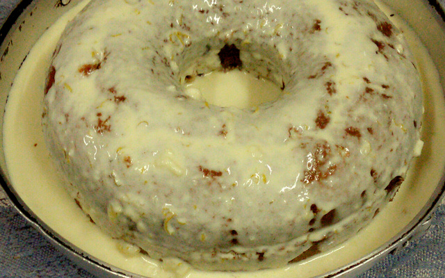 Bolo de laranja com cobertura de laranja.