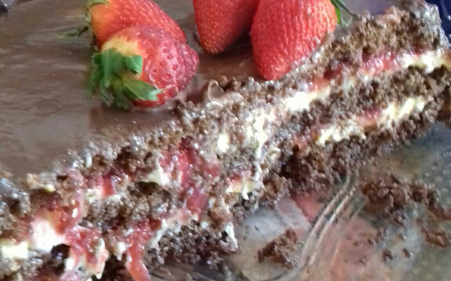 Bolo de chocolate com morango